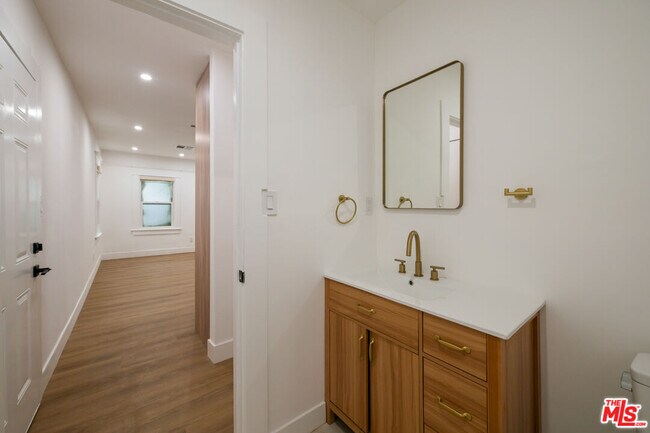 Foto del edificio - 5729 Carlton Way