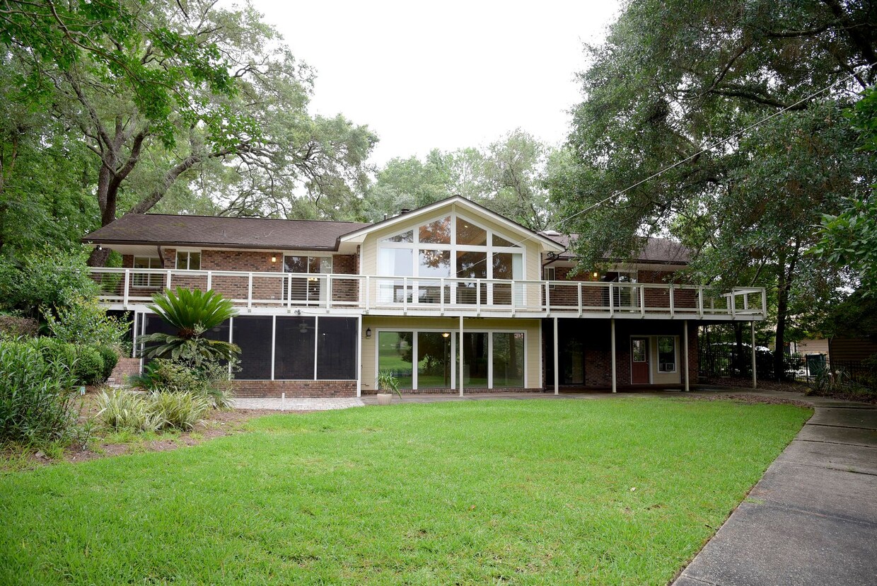 Primary Photo - Luxury 5 Bedroom Rental in Rocky Bayou!