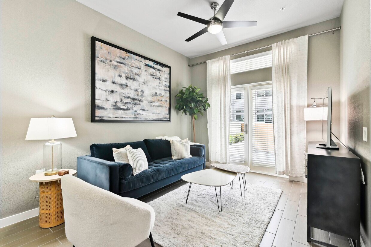 洋書 PISOS PILOTO-MODEL APARTMENTS Moda Apartments - 1855 Payne St Dallas, TX 75201