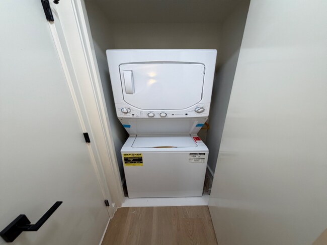 Foto del edificio - 3112 Emmons Ave