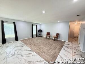 Foto del edificio - 5214 Gordon Cooper Dr