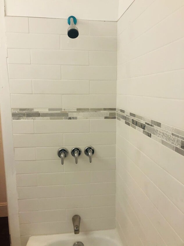 Primary Photo - 4 bed 1 bath amazing location