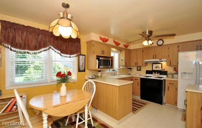 Building Photo - 3 br, 1.5 bath House - 917 Echo Ln