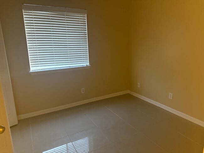 Building Photo - 6211 Longchamp Dr