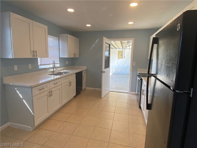 Foto del edificio - 633 NE 15th Ct