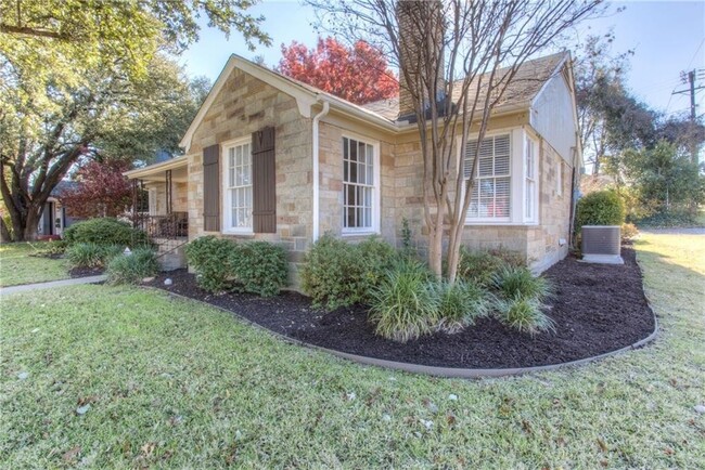 Building Photo - Delightful 3 bedroom, 2 bath home within w...