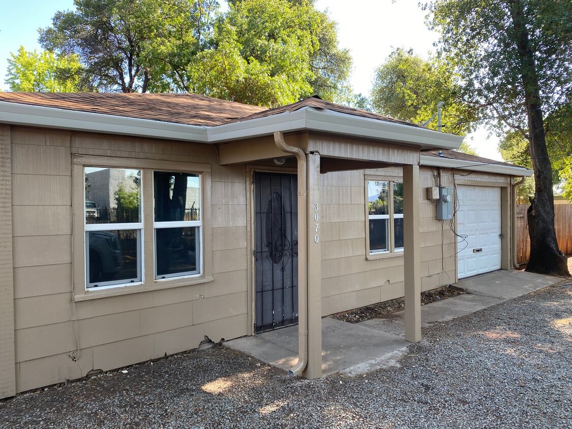 Foto principal - Remodeled- Private 2 Bed 1 Bath with Large...