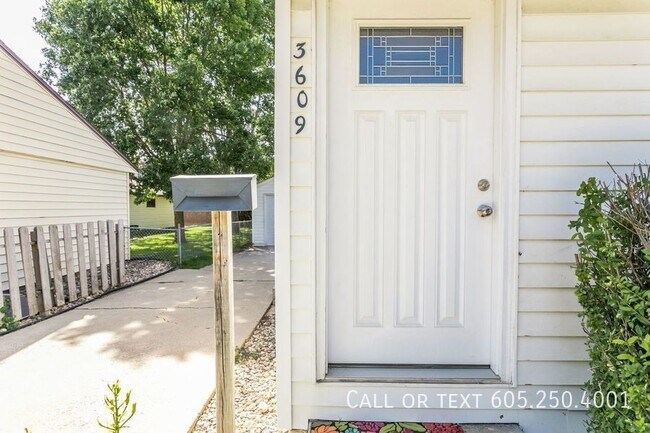 Building Photo - 3 Bedroom 2 Bath Ranch Home South Central ...