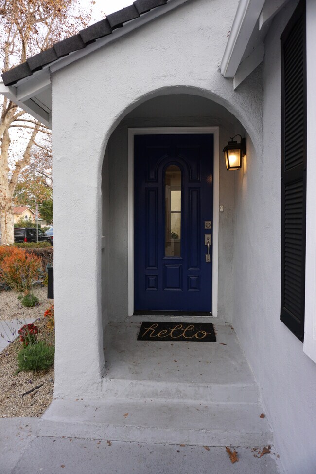 Building Photo - 520 N Poinsettia Pl