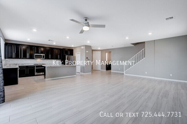 Foto del edificio - GORGEOUS 4 BEDROOM 3 BATH HOME W/ SPECTACU...