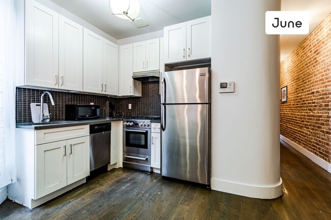 Building Photo - Queen bedroom in 4 bed/1.5 bath Home