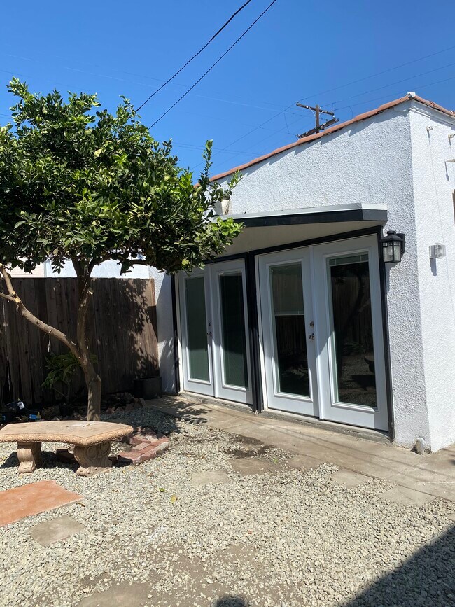 habitación frente al jardín desde el patio trasero - 2905 S Redondo Blvd