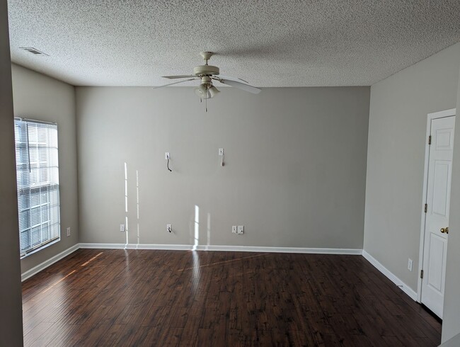 Building Photo - **PRICE IMPROVEMENT**5020 Oakley Commons B...
