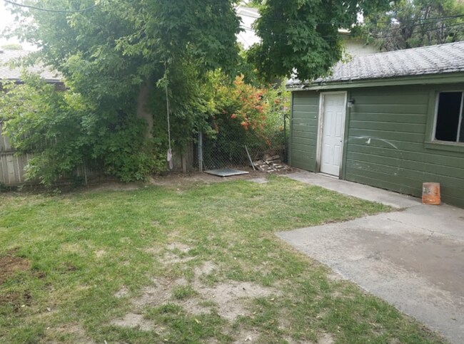 Building Photo - 2 bed 1 bath Duplex in GREAT Neighborhood!