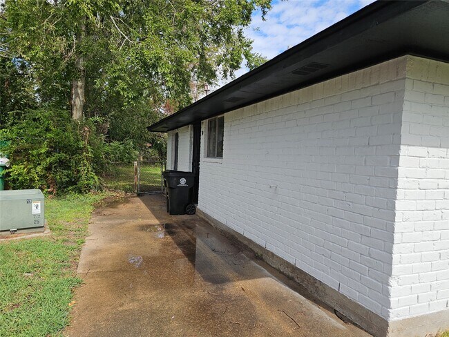 Foto del edificio - 11023 Linvale Dr