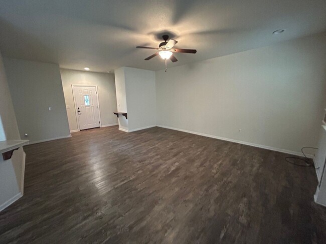 Foto del edificio - Comfortable 3-Bedroom Home in Gated Cottonwood Community