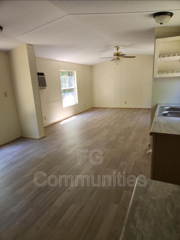 Building Photo - 325 Coleman Rd