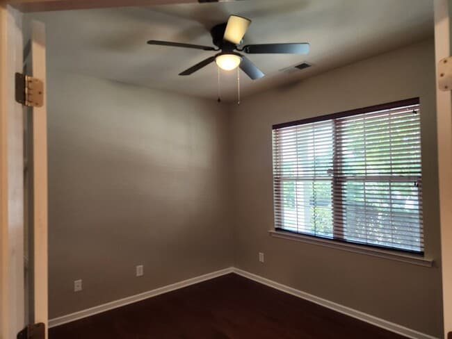 Building Photo - Bright Open floorplan 4 Bedroom 3.5 Bath L...