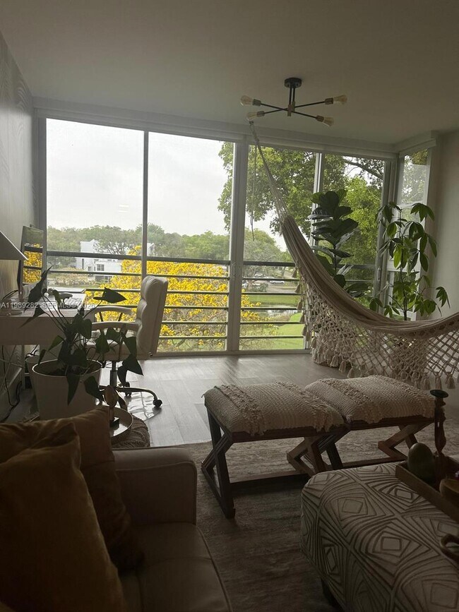 Building Photo - 1811 Sabal Palm Dr