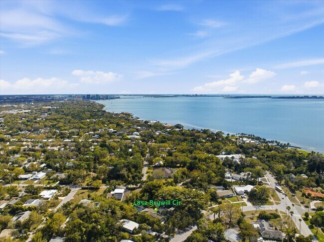 Building Photo - Pet-Friendly, 3bd/3bth with Bonus Outbuilding in North Sarasota