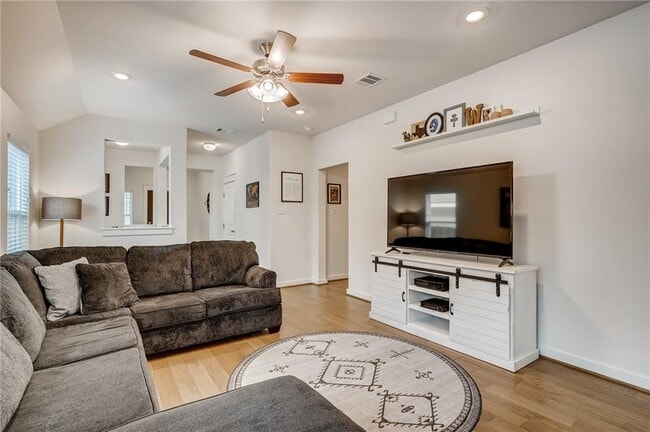 Foto del edificio - 6049 Urbano Bnd