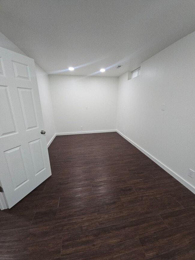 Building Photo - 1 bedroom with office and full bathroom