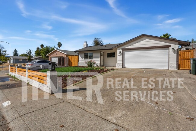 Building Photo - Beautifully Updated Home in Great Location