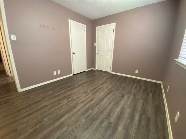 Building Photo - 9810 Roxanna Dr