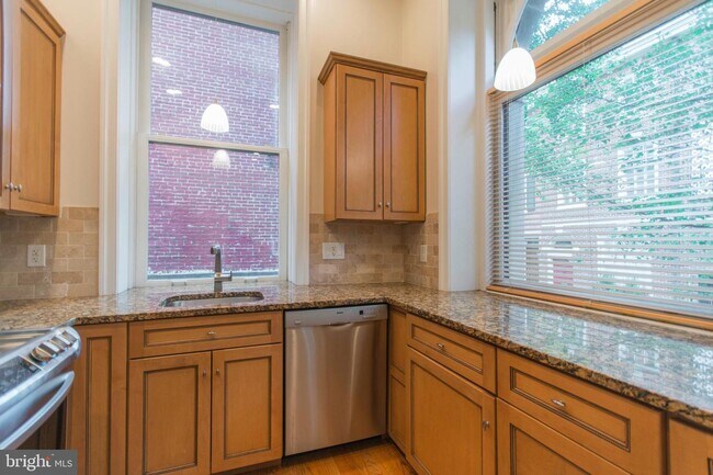 Building Photo - 2100 Delancey Pl