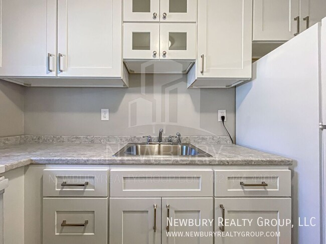 Building Photo - Newly Renovated 1-Bedroom Apartment in Wes...