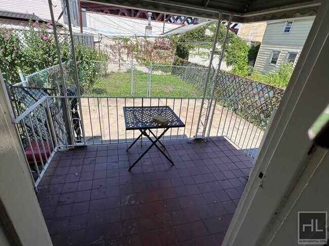 Building Photo - 3 Bedroom apartment/ prime Astoria Location