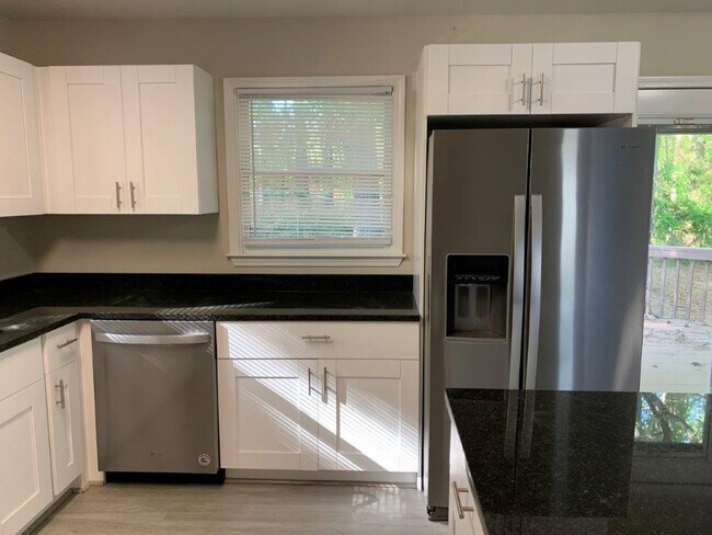 Building Photo - Totally Renovated 3br/2ba Home in MOVE-IN ...