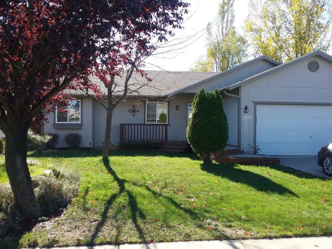 Primary Photo - Charming 3 bdrm 2 bath Post Falls Home