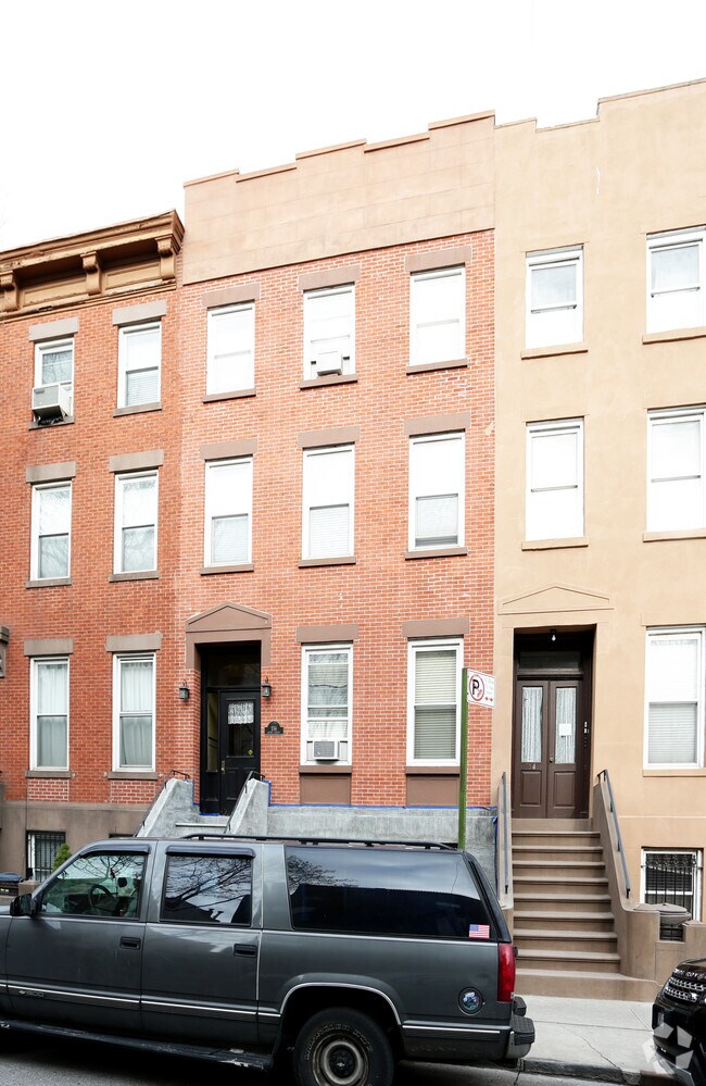 Building Photo - 556 Henry St