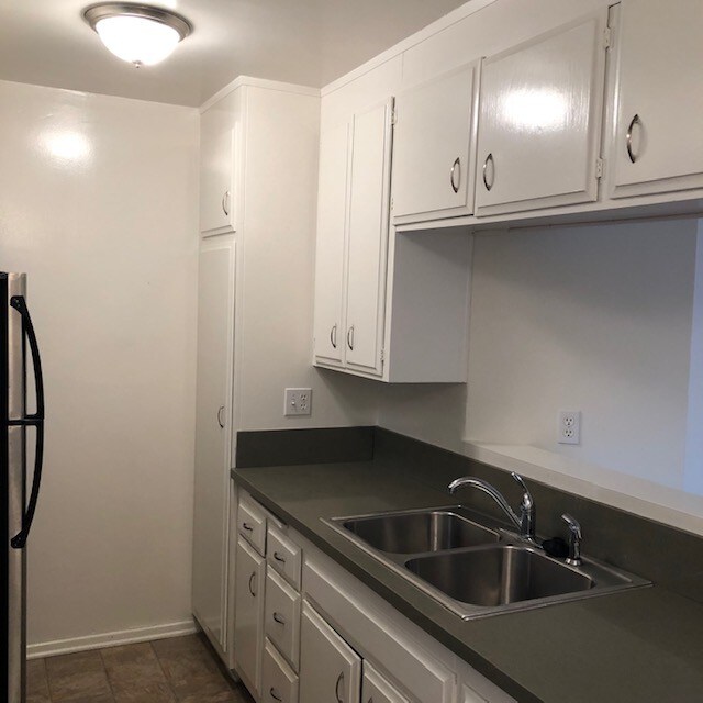 Kitchen - 428 N Hayworth Ave