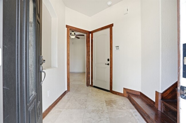 Building Photo - 1426 W 21st St