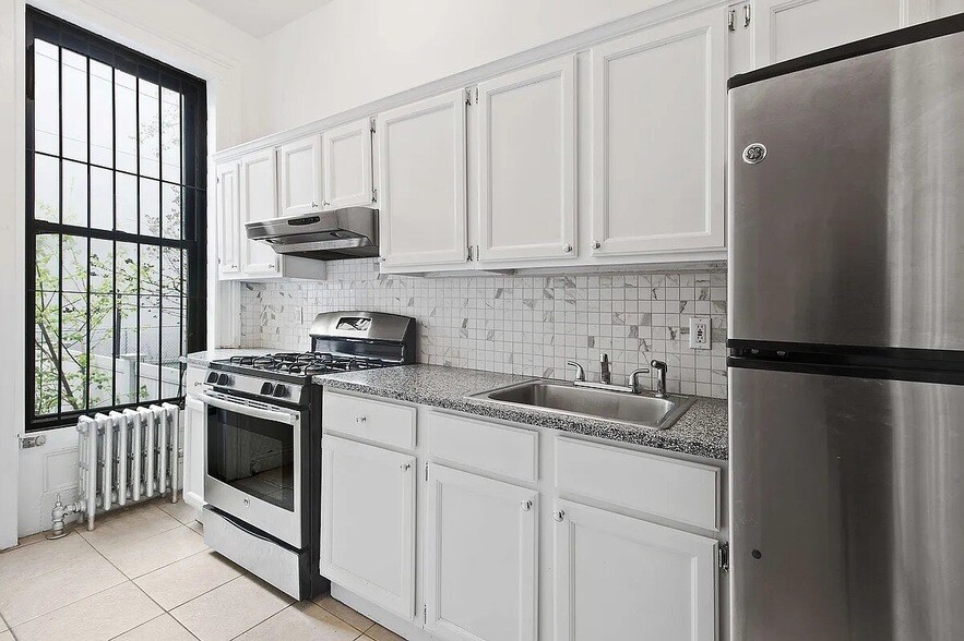 Building Photo - 605 Vanderbilt Ave