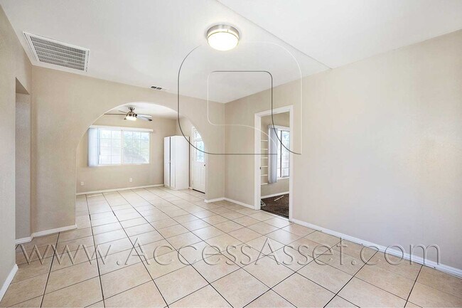 Building Photo - Beautiful 2 Bed/2 Bath single-family Home ...