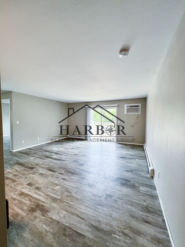 Building Photo - Renovated 2 Bedroom 1 Bath - Ask us about our specials!