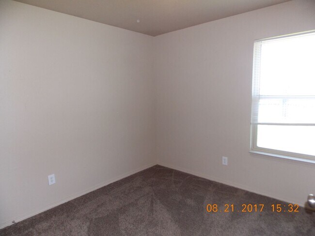 Building Photo - 3 Bed 2 Bath in Yukon