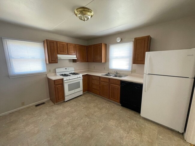 Building Photo - 3 Bedroom W/ Detached 2-Car Garage