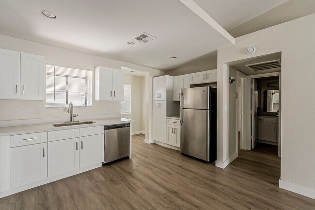 Foto del edificio - Remodeled 2bed/2ba Townhome - Ask about our Move-in Specials