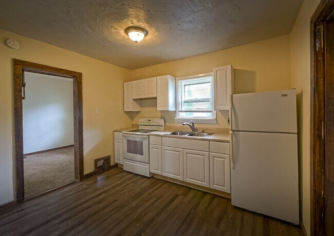 Building Photo - A Nice 2br. Cozy Cuyahoga Falls Colonial -...