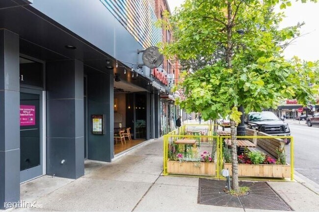 Building Photo - 3 br, 1 bath Condo - 1443 E 53rd St