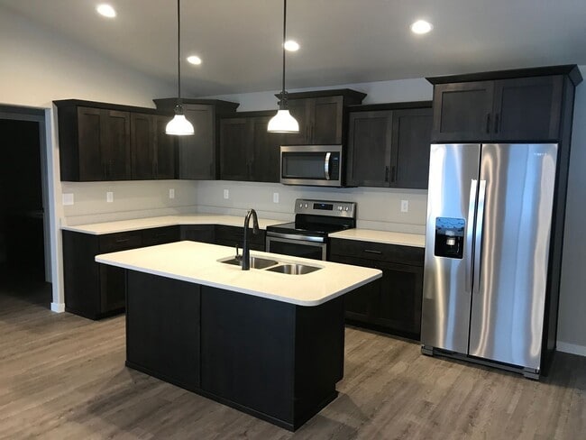 Building Photo - 4 Bed 3 Bath