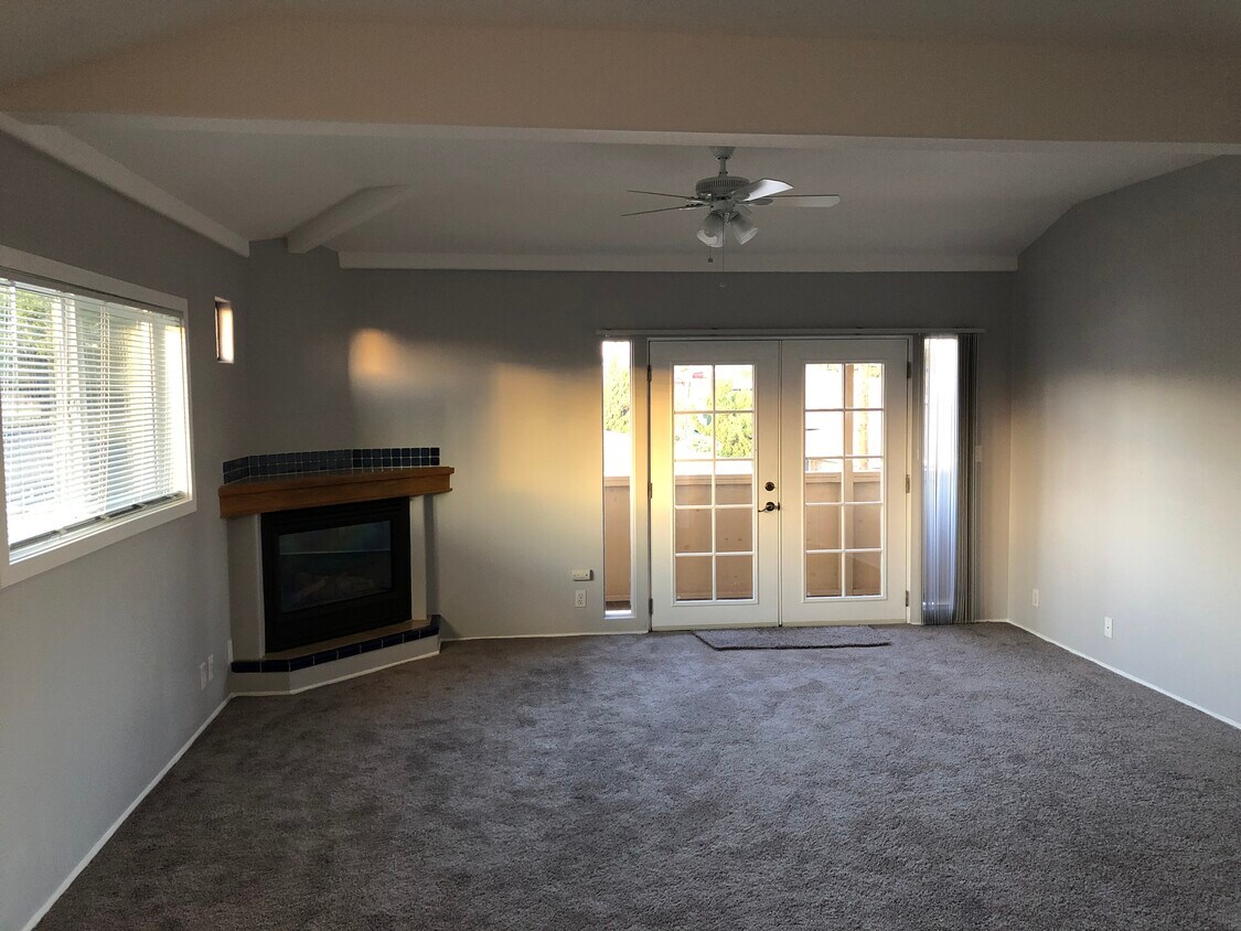 Large entry with natural light - 7870 Flight Ave