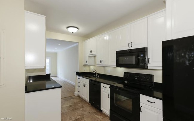 Foto del edificio - 3209 Sutton Pl NW
