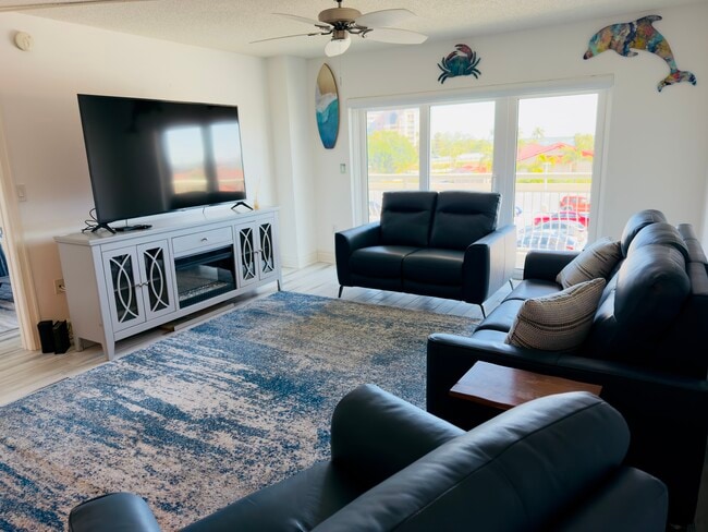 spacious living room - 4900 Brittany Dr S