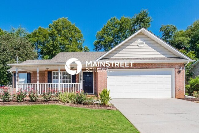 Building Photo - 4 Bedroom Pet-Friendly Home in KNOXVILLE, TN with Main Street Renewal