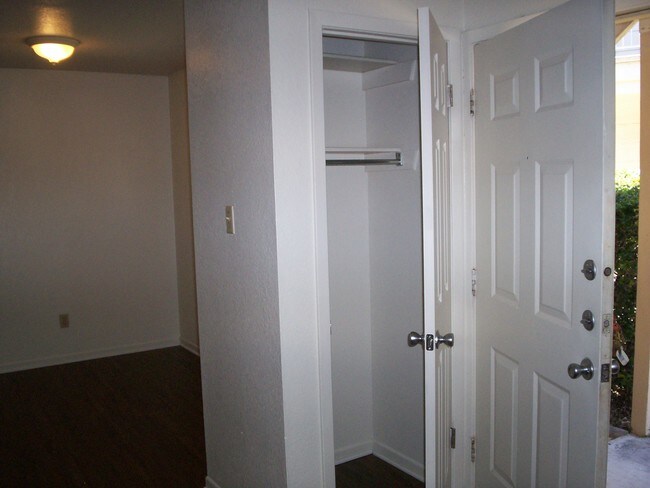 Building Photo - 2205 Botanical Dr